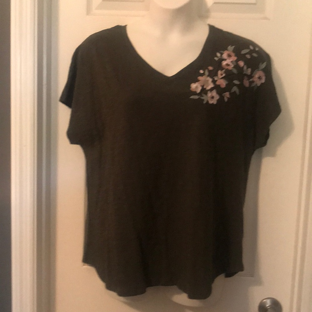 🌸Beautiful Tee with Embroidered Flower Detail💕